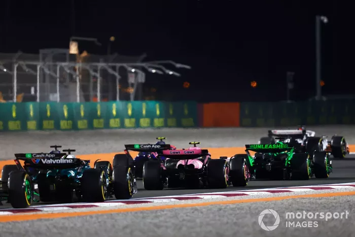 Valtteri Bottas, KICK Sauber C44, Yuki Tsunoda, RB F1 Team VCARB 01, Pierre Gasly, Alpine A524, Lance Stroll, Aston Martin AMR24, el resto de la parrilla en la primera vuelta.