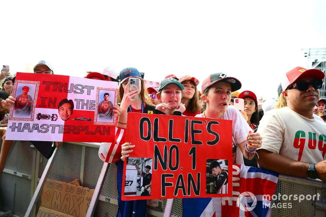 MELBOURNE, AUSTRALIA - MARCH 15: Fans gather for autographs prior to final practice ahead of the F1 Grand Prix of Australia at Albert Park Grand Prix Circuit on March 15, 2025 in Melbourne, Australia. (Photo by Simon Galloway/LAT Images)