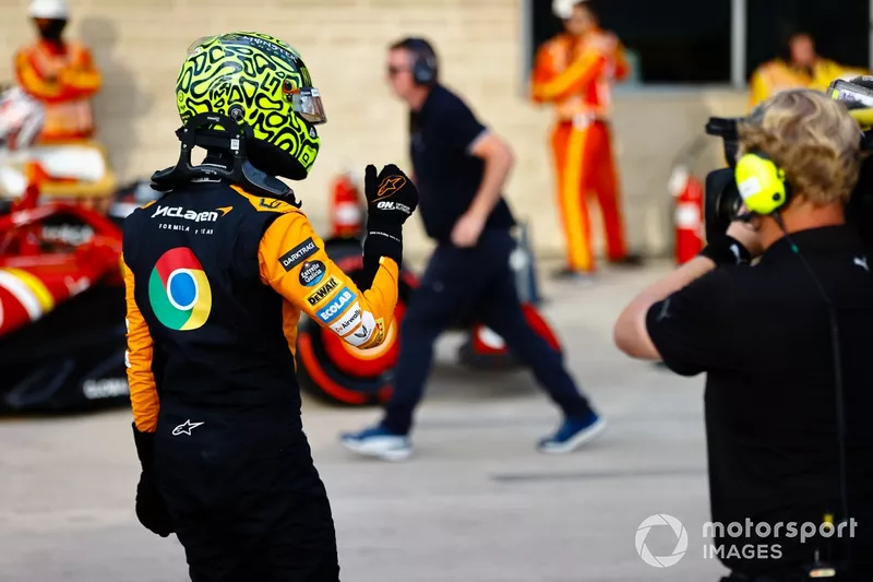 Lando Norris, McLaren F1 Team, fête la pole position au Parc Ferme.