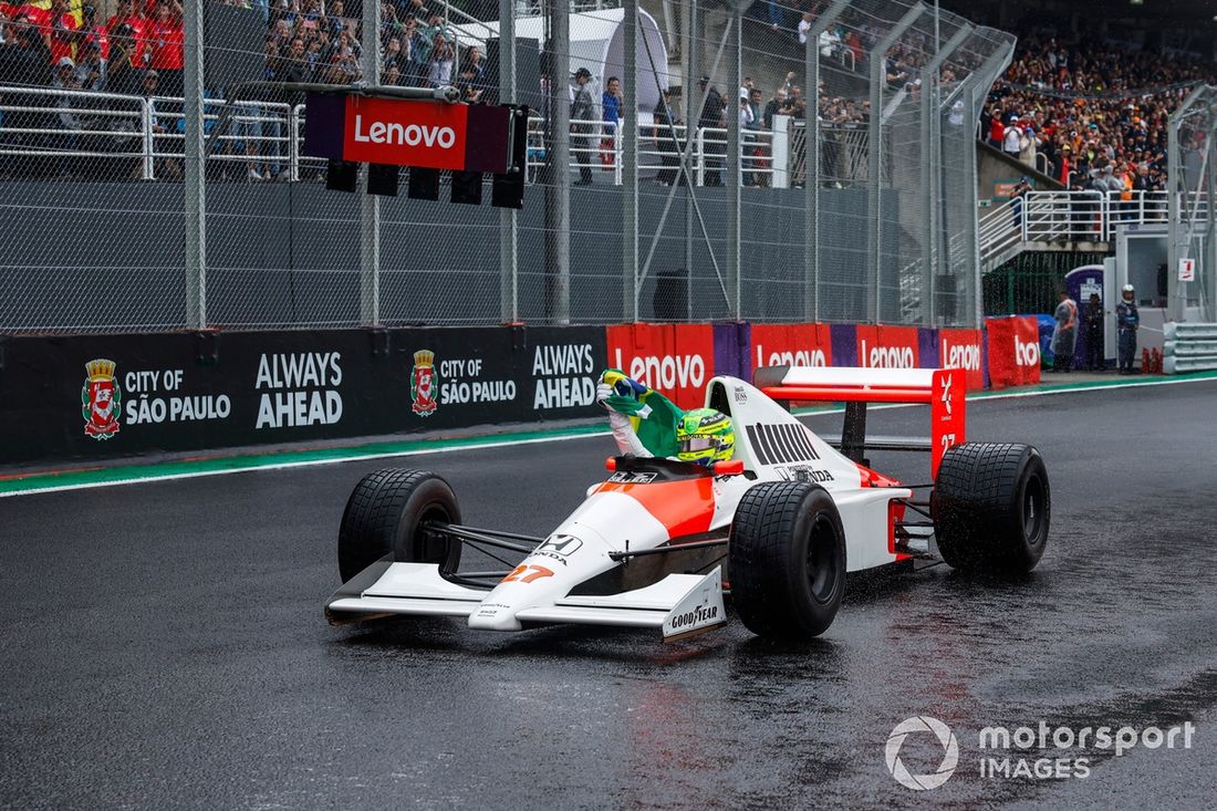 Lewis Hamilton conduce el McLaren MP4/5B de Ayrton Senna