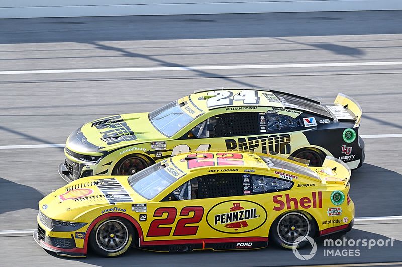Joey Logano, Team Penske, Shell Pennzoil Ford Mustang, William Byron, Hendrick Motorsports, RaptorTough.com Chevrolet Camaro