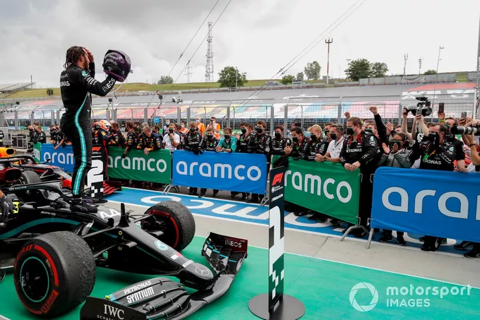Ganador de la carrera Lewis Hamilton, Mercedes-AMG Petronas F1 celebra