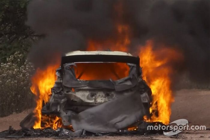 El coche de Esapekka Lappi, Janne Ferm, M-Sport Ford WRT Ford Fiesta WRC, en llamas