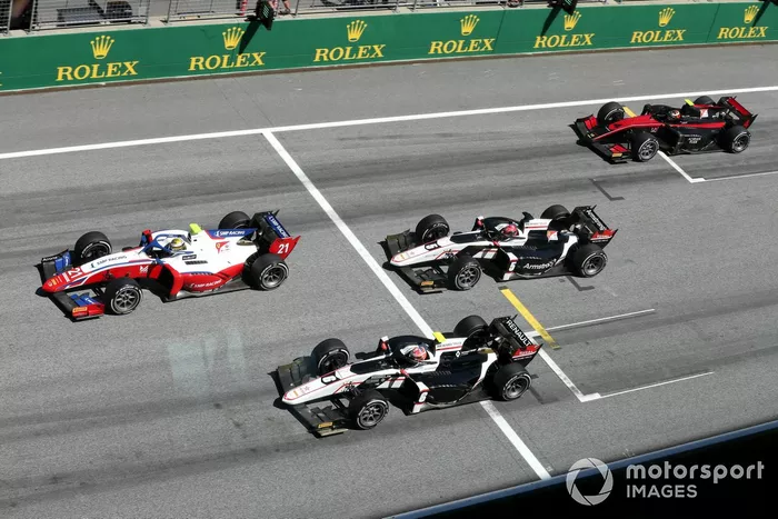 Salida: Robert Shwartzman, Prema Racing, Christian Lundgaard, ART Grand Prix, Marcus Armstrong, ART Grand Prix, y Callum Ilott, UNI-Virtuosi