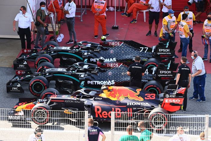Los monoplazas de Max Verstappen, Red Bull Racing RB16, Lewis Hamilton, Mercedes F1 W11 EQ Performance,  Valtteri Bottas, Mercedes F1 W11 EQ Performance, en Parc Ferme