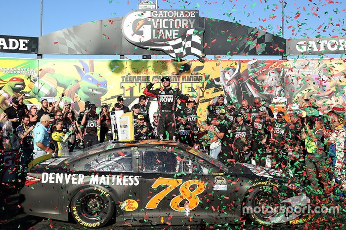 Martin Truex Jr. superou Chase Elliott e foi o primeiro a vencer na fase final da NASCAR.