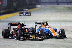 Carlos Sainz Jr., Scuderia Toro Rosso STR11; Esteban Ocon, Manor Racing MRT05