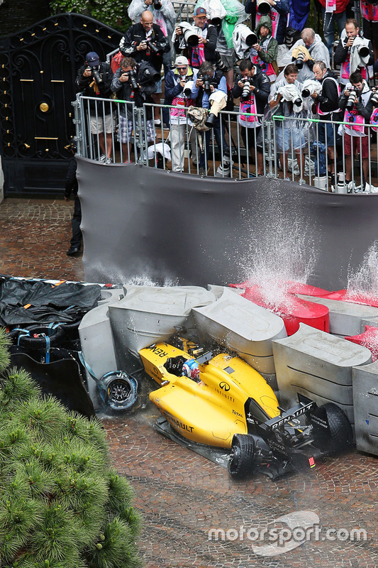 Jolyon Palmer, Renault Sport F1 Team RS16 cchocó y queda fuera de la carrera