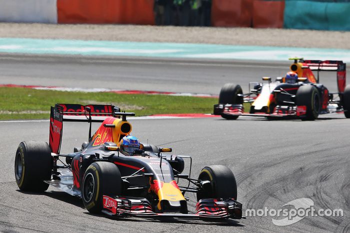Daniel Ricciardo, Red Bull Racing RB12 precede y Max Verstappen, Red Bull Racin
