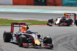 Даніель Ріккардо, Red Bull Racing RB12 випереджає свого товариша по команді Макса Ферстаппена, Red B