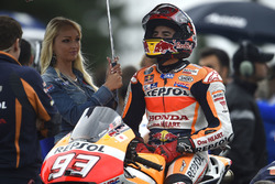 Marc Marquez, Repsol Honda Team, mit Gridgirl