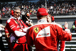 Maurizio Arrivabene, director del equipo Ferrari con Kimi Raikkonen, Ferrari y Dave Greenwood, Ingen