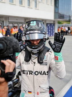 Ніко Росберг, Mercedes AMG F1 святкує свою поул-позицію в закритому парку