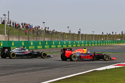 Daniil Kvyat, Red Bull Racing RB12 and Fernando Alonso, McLaren MP4-31 luchan por la posición