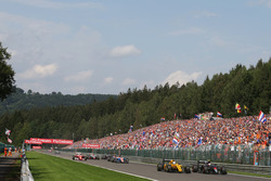 Jenson Button, McLaren MP4-31; Kevin Magnussen, Renault Sport F1 Team RS16
