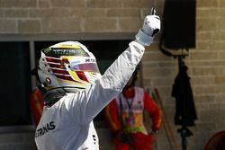 Lewis Hamilton, Mercedes AMG F1 celebra su pole position en parc ferme