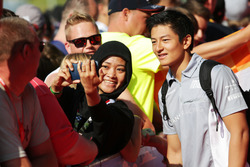 Rio Haryanto, Manor Racing with fans
