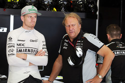 (Da sx a dx): Nico Hulkenberg, Sahara Force India F1 con Robert Fernley, Deputy Team Principal Sahar