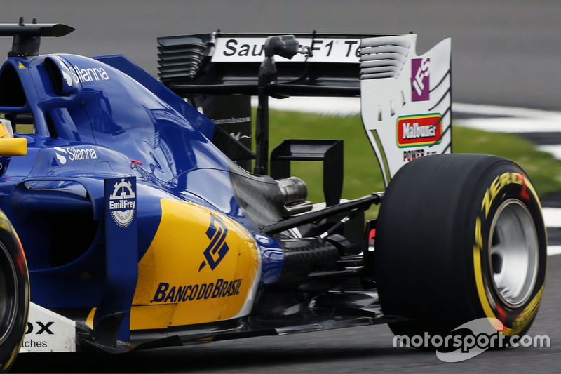 Sauber C35, alerón trasero y monkey seat