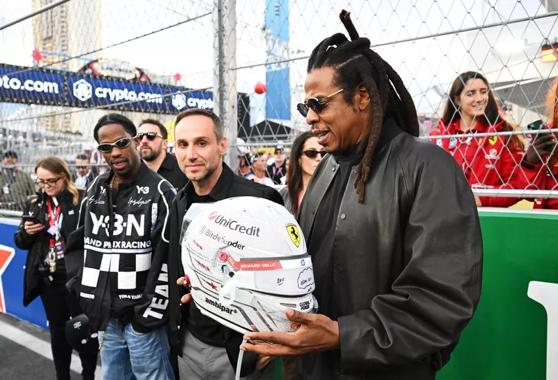 Jay-Z sur la grille des tours de piste Pirelli 