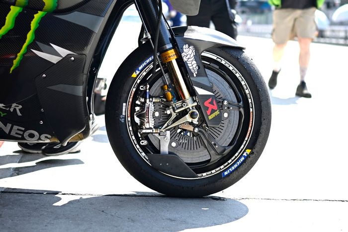 Dettaglio dei freni anteriori della moto Yamaha Factory Racing