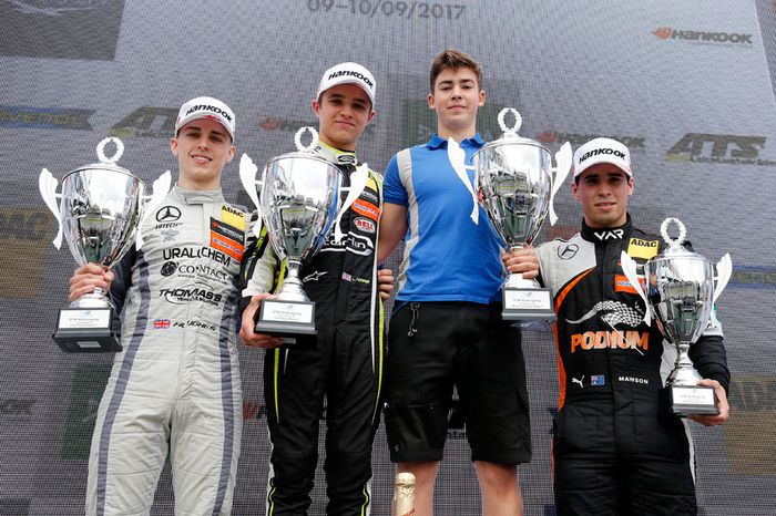 Podio: Ganador de la carrera Lando Norris, Carlin Dallara F317 - Volkswagen, segundo lugar Jake Hugh