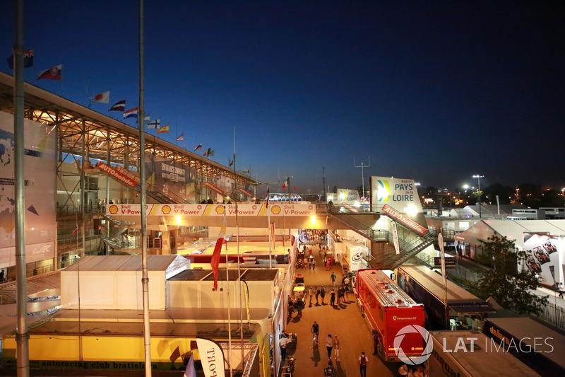 Atmosfera in pitlane