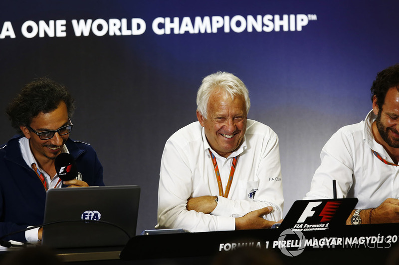 Laurent Mekies, Director de carrera adjunta de F1, FIA, Charlie Whiting, Director de carrera de la FIA y Matteo Bonciani, jefe de comunicaciones de la FIA y delegado de medios de comunicación, sede de una conferencia de prensa sobre la introducción del hal