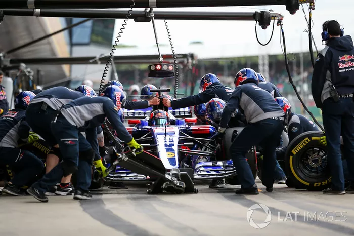 Daniil Kvyat, Scuderia Toro Rosso STR12 fa un pitstop