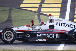 Le vainqueur Helio Castroneves, Team Penske Chevrolet