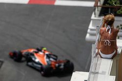 Una chica mira la acción en pista