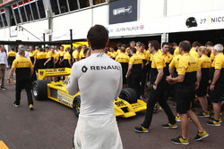 Гонщик Renault Sport F1 Team Джолион Палмер рядом с автомобилем Renault Sport F1 Team RS01 F1