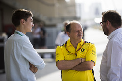 George Russell mit Frederic Vasseur, Renndirektor, Renault Sport F1