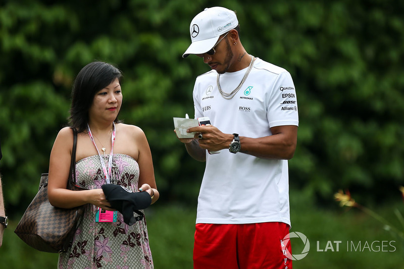 Lewis Hamilton, Mercedes AMG F1, gibt Autogramme