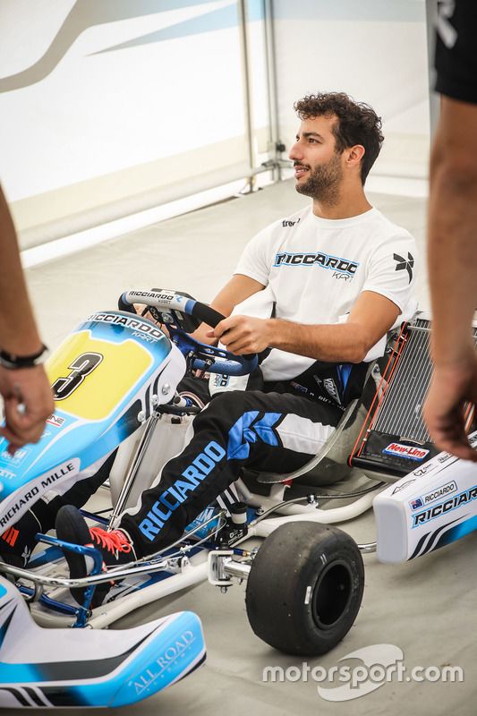Daniel Ricciardo, Red Bull Racing, con un kart