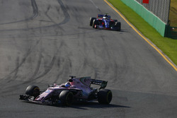 Серхио Перес, Sahara Force India F1 VJM10, и Карлос Сайнс-мл., Scuderia Toro Rosso STR12