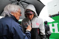 (L to R): Bernie Ecclestone, with Esteban Gutierrez, Haas F1 Team on the grid