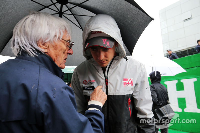 (L to R): Bernie Ecclestone, with Esteban Gutierrez, Haas F1 Team on the grid