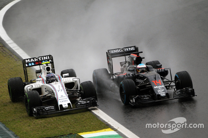 (L to R): Valtteri Bottas, Williams FW38 and Fernando Alonso, McLaren MP4-31 battle for position