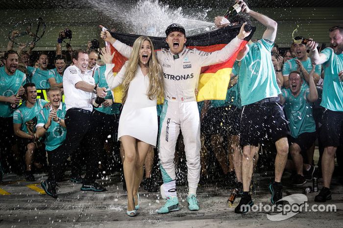 Nico Rosberg y su mujer Vivian Rosberg este domingo en Abu Dhabi