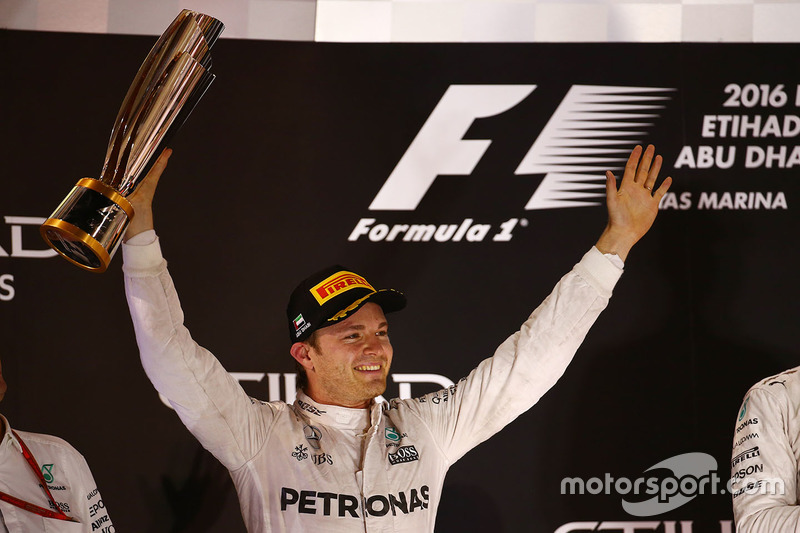 Podio: segundo lugar y nuevo campeón mundial Nico Rosberg, Mercedes AMG Petronas F1