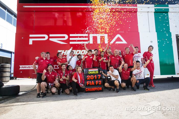 Charles Leclerc, PREMA Powerteam y Antonio Fuoco, PREMA Powerteam celebran con el equipo