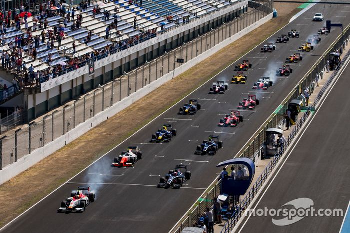 Alex Palou, Campos Racing, delante de Luca Ghiotto, RUSSIAN TIME