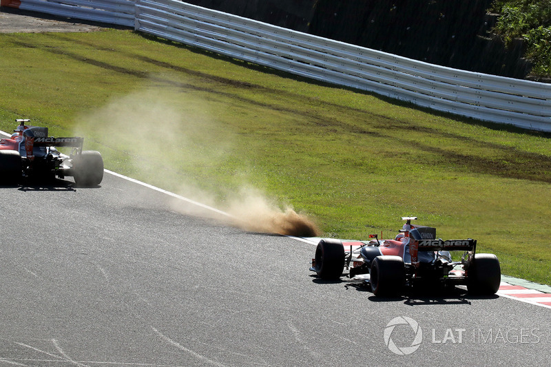 Fernando Alonso, McLaren MCL32 and Stoffel Vandoorne, McLaren MCL32 runsw wide onto the grass