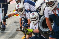 Mecánicos de Williams hacen una práctica de parada en boxes