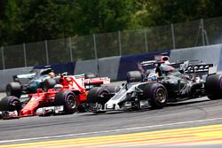 Kimi Raikkonen, Ferrari SF70H, battles Romain Grosjean, Haas F1 Team VF-17 y Sergio Pérez, Sahara Fo