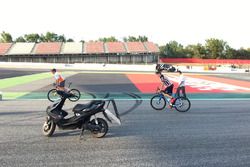 Marc Márquez y Alex Márquez reconociendo nueva chicane Barcelona