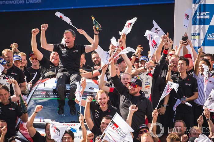 Tommi Makinen, Toyota Racing celebra con el equipo