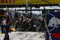 Romain Grosjean, Haas F1 Team VF-17 in the pits
