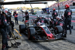 Romain Grosjean, Haas F1 Team VF-17 s'entraîne pour les arrêts aux stands